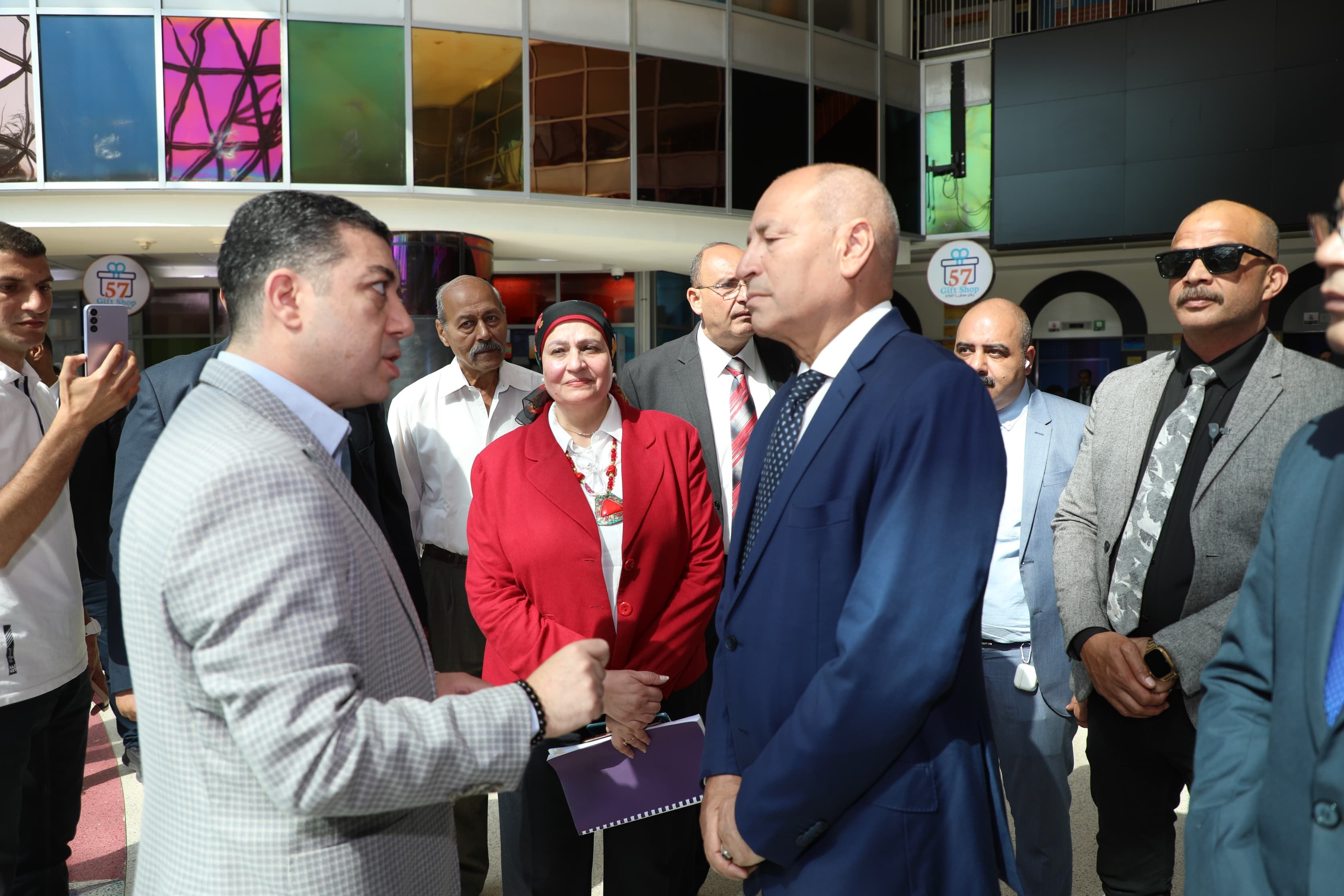 محافظ القاهرة يتفقد امتحانات نهاية العام للشهادة الإعدادية.. صور