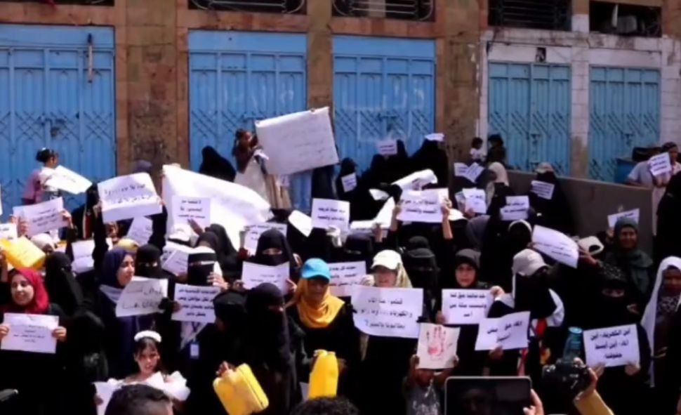 تعز.. تواصل المظاهرات النسائية المُطالبة بالخدمات الأساسية