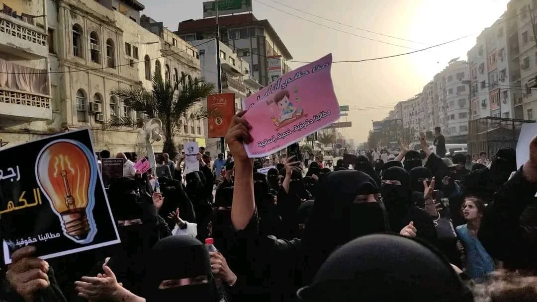 رغم محاولات المنع.. نساء عدن ينجحن في إقامة مظاهرة احتجاجية للمطالبة بالخدمات