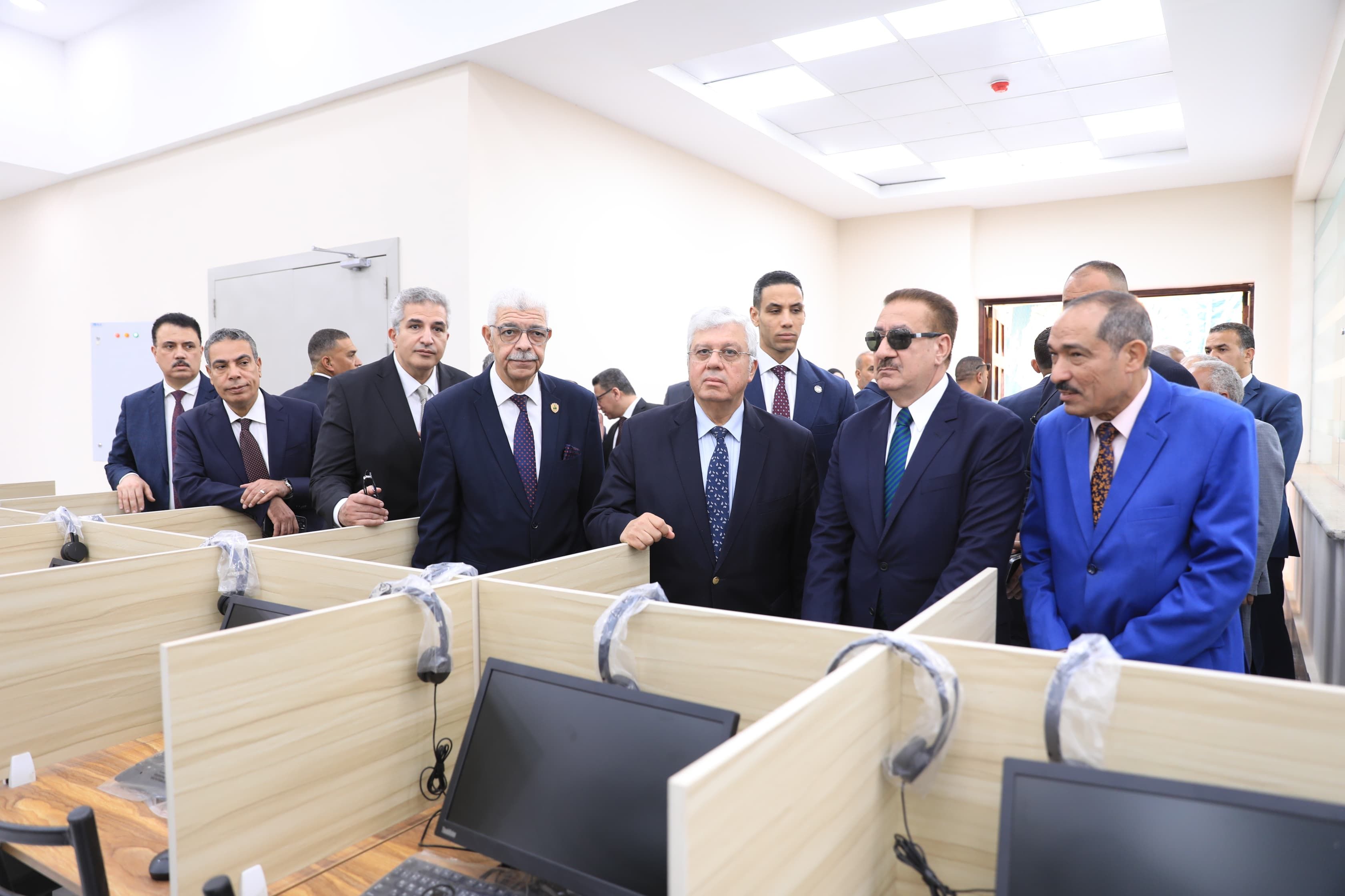 وزير التعليم العالي ومحافظ المنوفية ورئيس الجامعة يفتتحون مركز الاختبارات الإلكترونية بكلية الحقوق