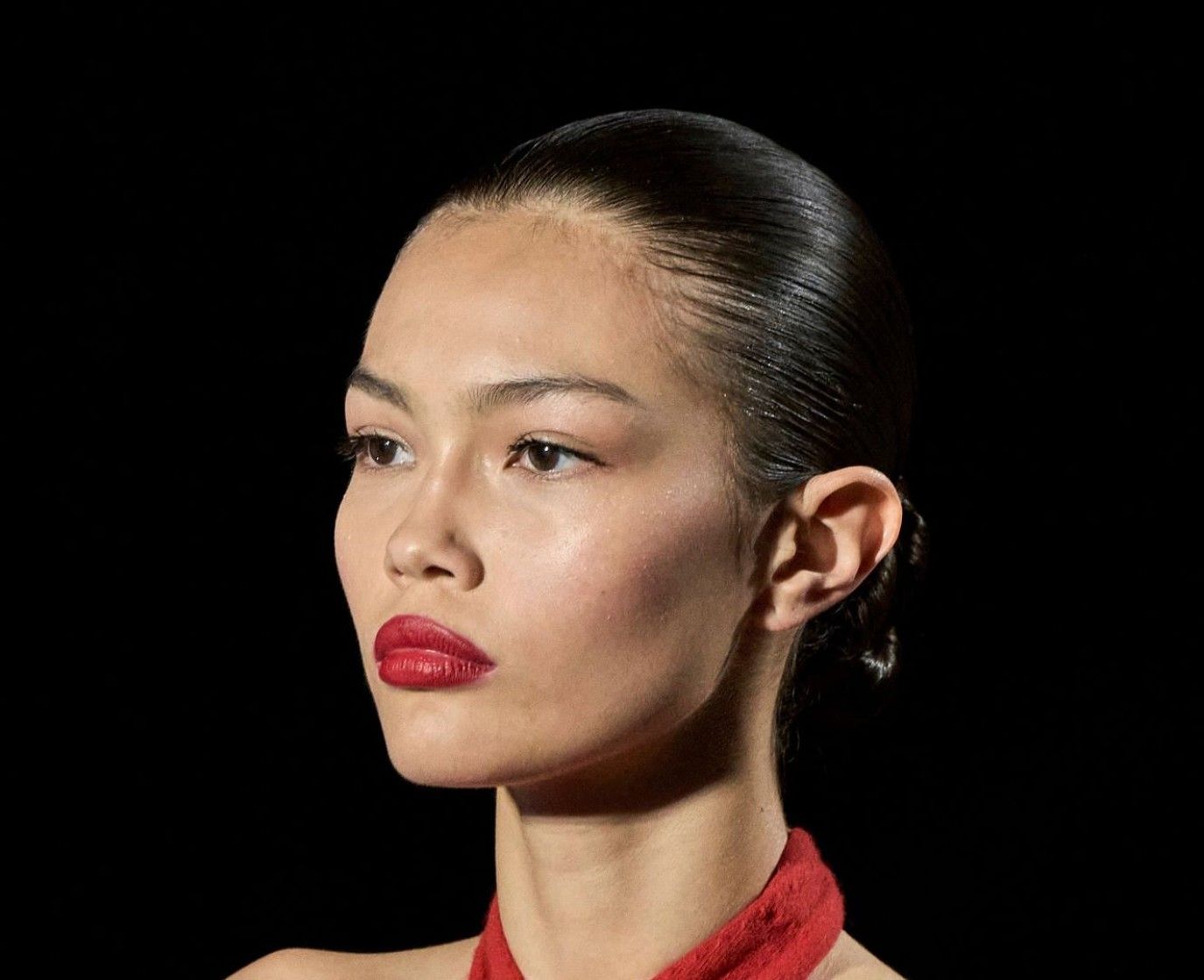 بالصور.. خطوات لتسريحة شعر ناعمة تدوم طوال زيارات العيد وتمنحك إطلالة أنيقة