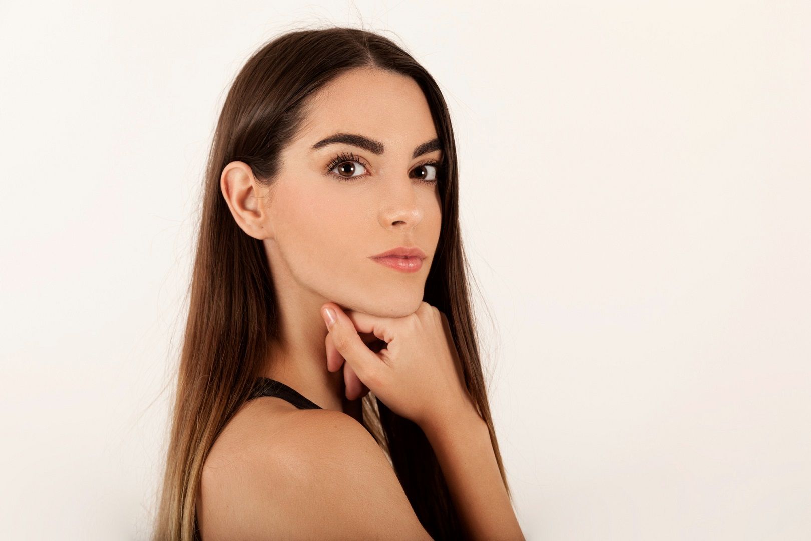 كيف أعرف الشكل المناسب للحواجب؟ دليل لاختيار الرسمة المثالية حسب شكل وجهك