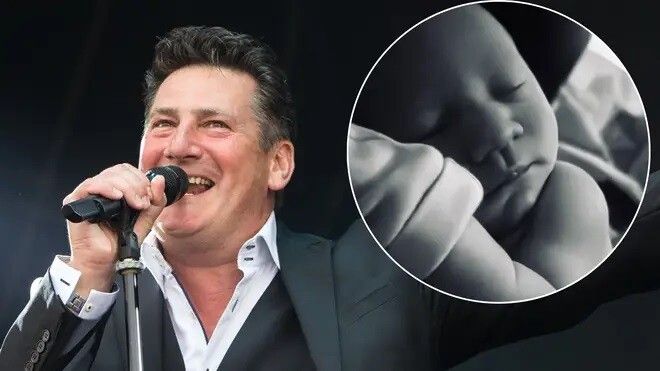 توني هادلي يصبح جدًا لأول مرة بعمر 64 عامًا