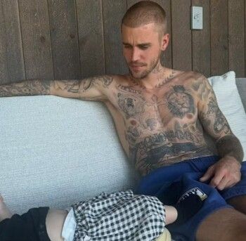 جاستن بيبر يحدث جدلا واسعا بصورة مع ابنه!