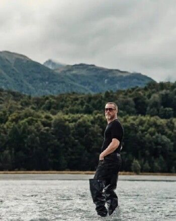 "بوتين" اعتبره البعض نسائي .. براد بيت ليس أول من أطل به