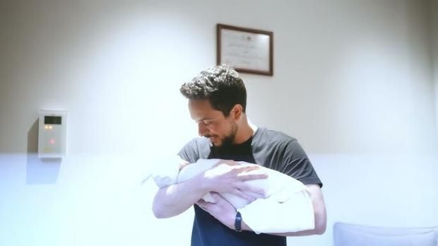 بعد إصابة ولي عهد الأردن به.. تعرف على مرض «كتف الأبوة» النادر