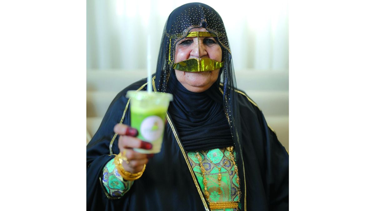 الامارات | «الجدة حليمة» ساعدت ابنتها بفيديو «الماتشا» فتحولت إلى وجه إعلاني