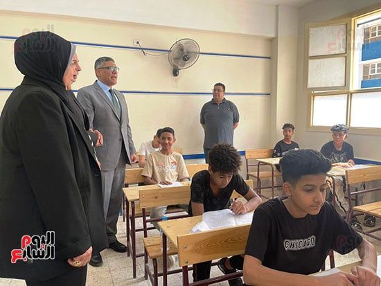 محافظ الجيزة يتفقد لجان امتحانات الشهادة الإعدادية بمدارس بولاق الدكرور.. صور
