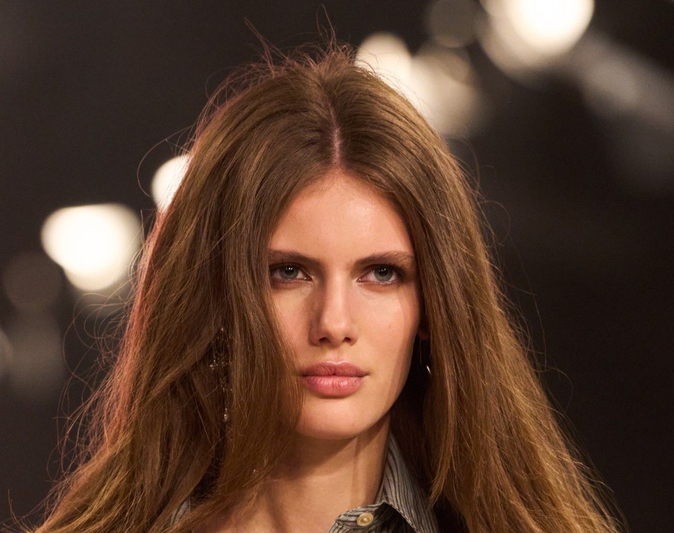 موضة أحمر الشفاه النيود بدرجاته المختلفة لصيف 2025: الأناقة في البساطة