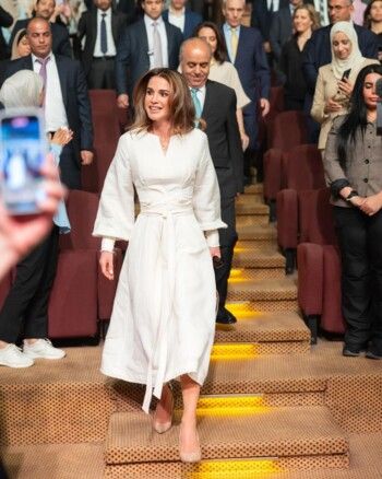 إطلالات الملكة رانيا.. مزيج مميز بين الموضة الغربية والهوية العربية