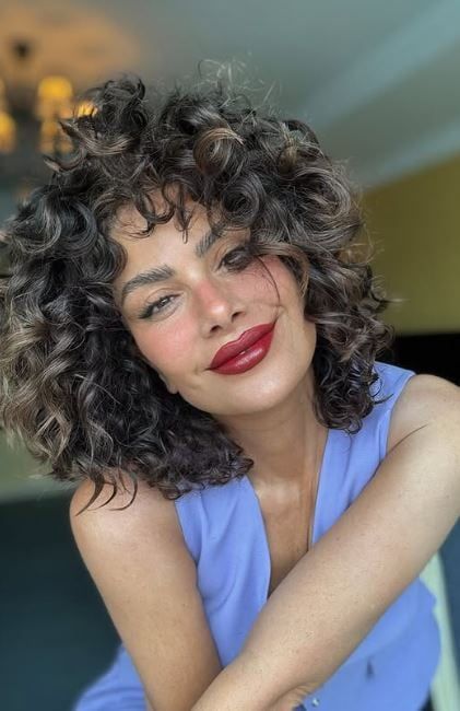 صبا مبارك بـ لوك جديد وقصة شعر تجذب الأنظار.. صور