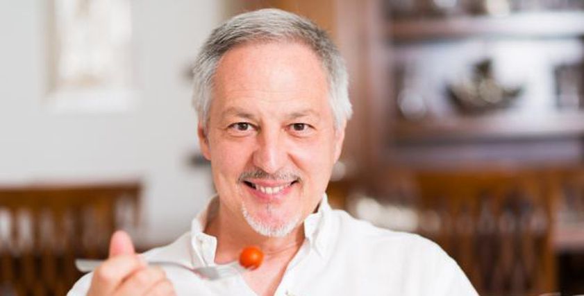 ماذا يأكل الرجال بعد الخمسين للحفاظ على شبابهم؟