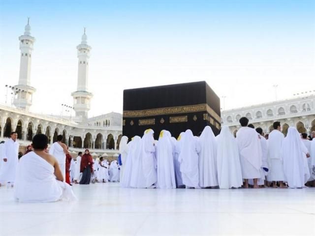الحجاج يتوافدون إلى المسجد الحرام لأداء “طواف القدوم”
