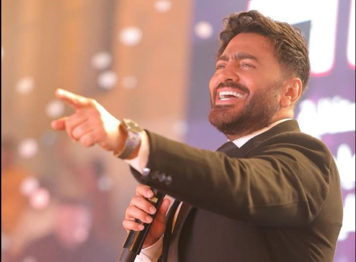 نوستالجيا وكوميديا ورومانسية.. قراءة في حفل تامر حسني بدبي