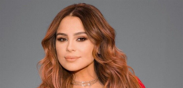 كارول سماحة تتألق بحفلها في أمستردام بفستان أسود.. وتعلق بكلمات مؤثرة