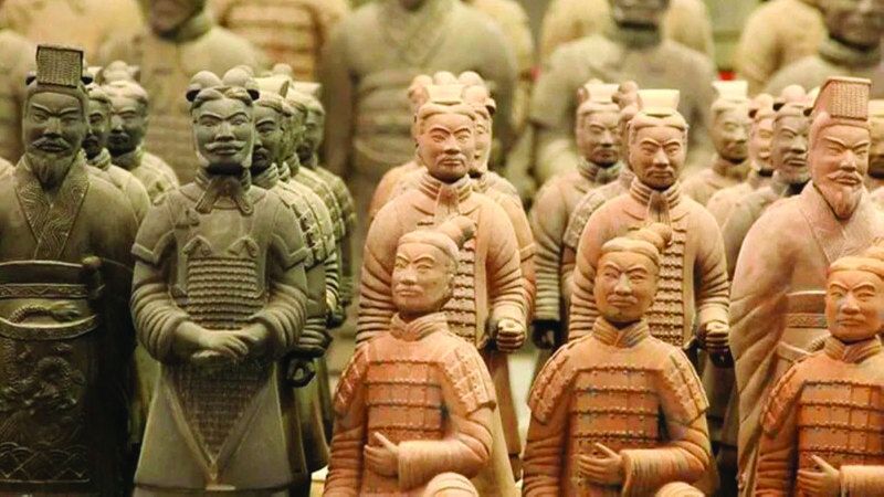 الامارات | سائح يقفز فوق «جيش محاربي الطين» في الصين