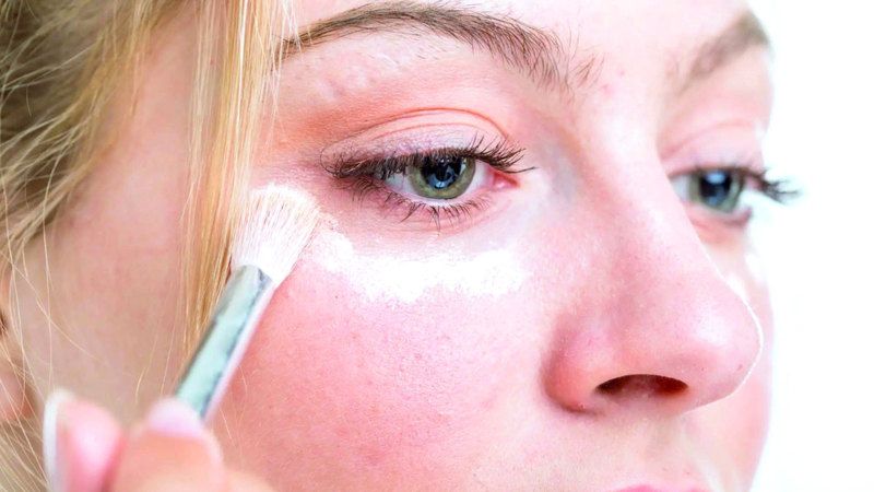 الامارات | حِيَل بسيطة لإخفاء الهالات السوداء.. «الكونسيلر» كلمة السر