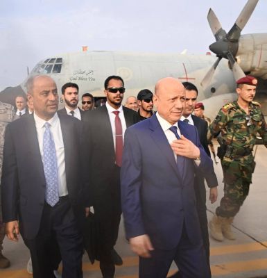 رئيس مجلس القيادة يعود إلى العاصمة المؤقتة عدن