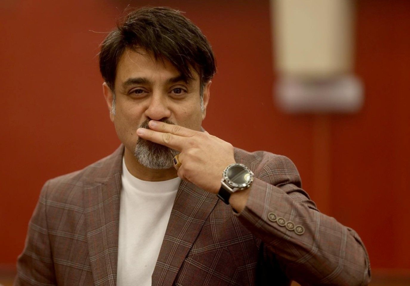 شاهدوا كيف علّق خالد أمين على صورة مع نخبة من نجوم الخليج