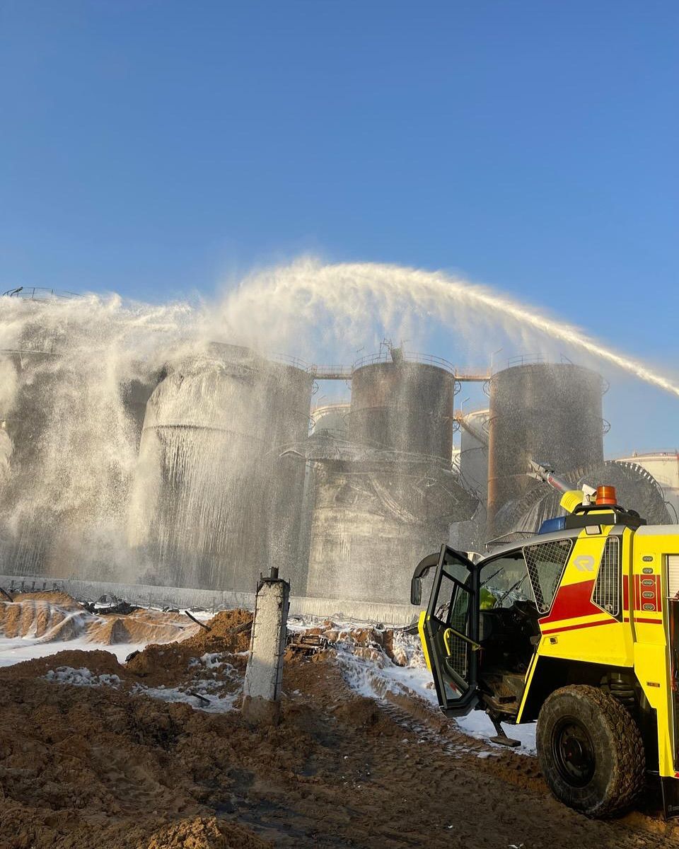 الامارات | "طوارىء وأزمات الشارقة": السيطرة الكاملة على حريق ميناء الحمرية