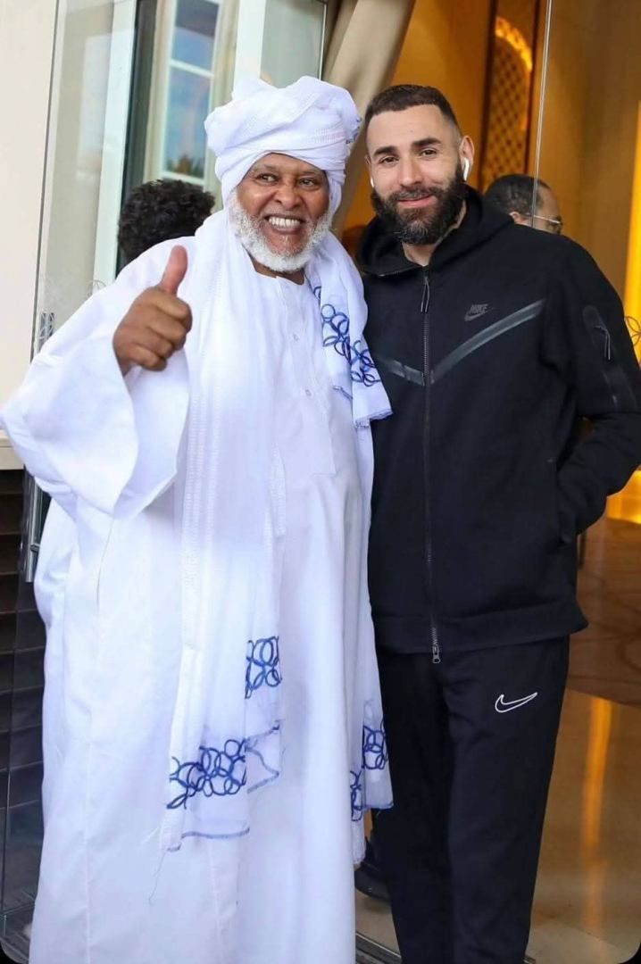 شاهد بالفيديو.. بعد الفوز بكأس الملك.. العم كمال السوداني يحتفل مع لاعب الإتحاد السعودي بالرقص على الطريقة السودانية داخل أرضية الملعب