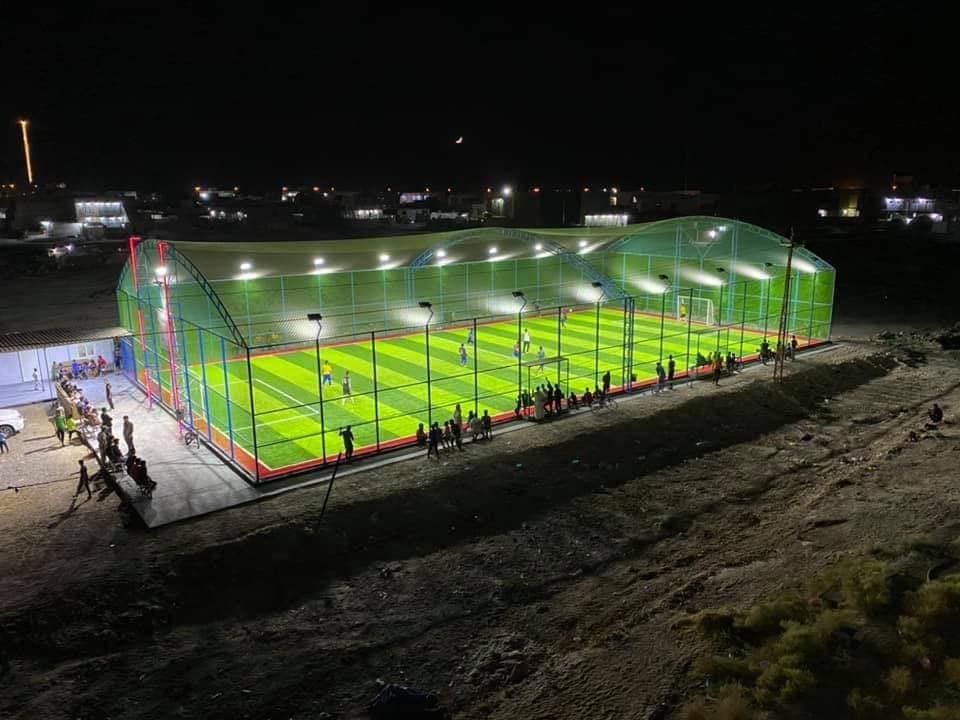 شاهد بالفيديو.. فنان سوداني يحيي حفل داخل ملعب خماسيات بإحدى دول الخليج وساخرون: (فنان متمكن وحارس مرمى قدير)