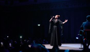 كارول سماحة أول فنانة عربية تتألق على مسرح أمستردام العريق بحفلين كاملي العدد