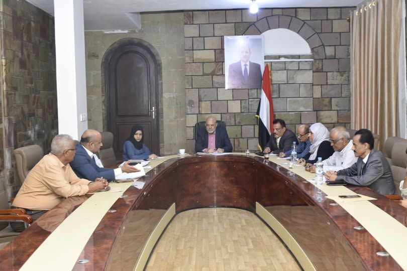 محافظ تعز يوجّه بتشكيل لجنة لوضع آلية لضبط وإتلاف الأدوية المهربة