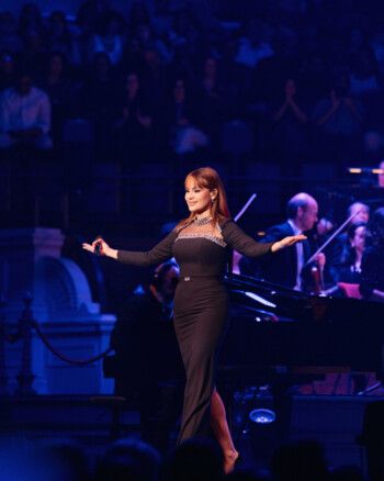 كارول سماحة أول فنانة عربية تتألق على مسرح أمستردام العريق بحفلين كاملي العدد