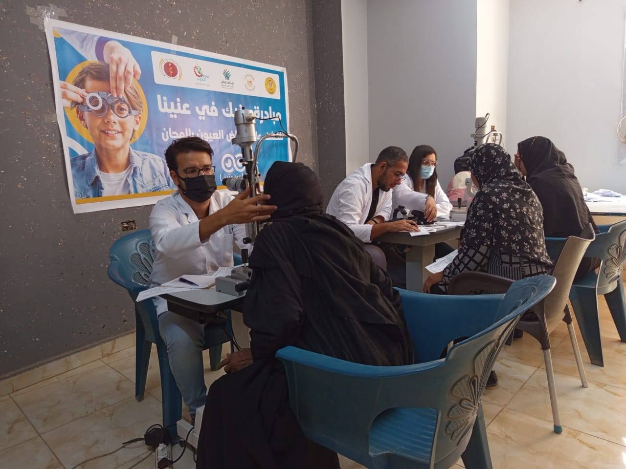 صناع الخير عضو التحالف الوطني ومؤسسة بنك مصر لتنمية المجتمع ينظمان قافلة للكشف على عيون 518 من أهالي بهجورة بنجع حمادي