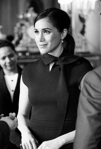 مصممة تكشف الرسالة العاطفية وراء قلادة الحب التي تضعها ميغان ماركل