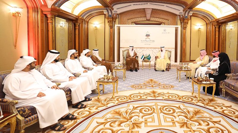 الامارات | الدرعي يستعرض المبادرات الإماراتية لإسعاد الحجاج
