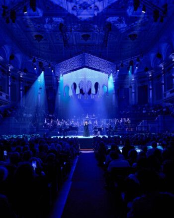 كارول سماحة أول فنانة عربية تتألق على مسرح أمستردام العريق بحفلين كاملي العدد