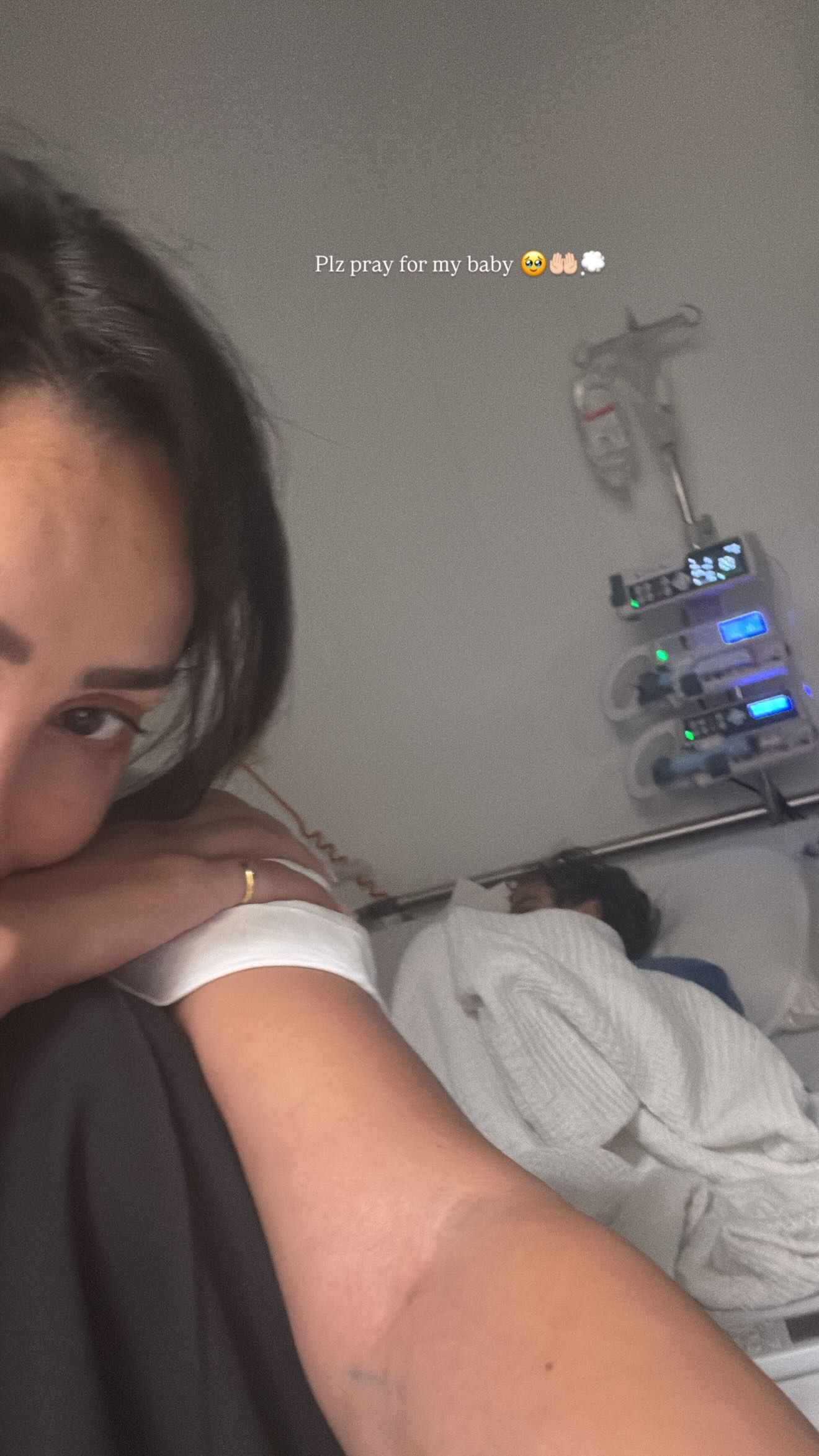 تعرض نجل تامر حسني وبسمة بوسيل لوعكة صحية.. ووالدته تطلب الدعاء له