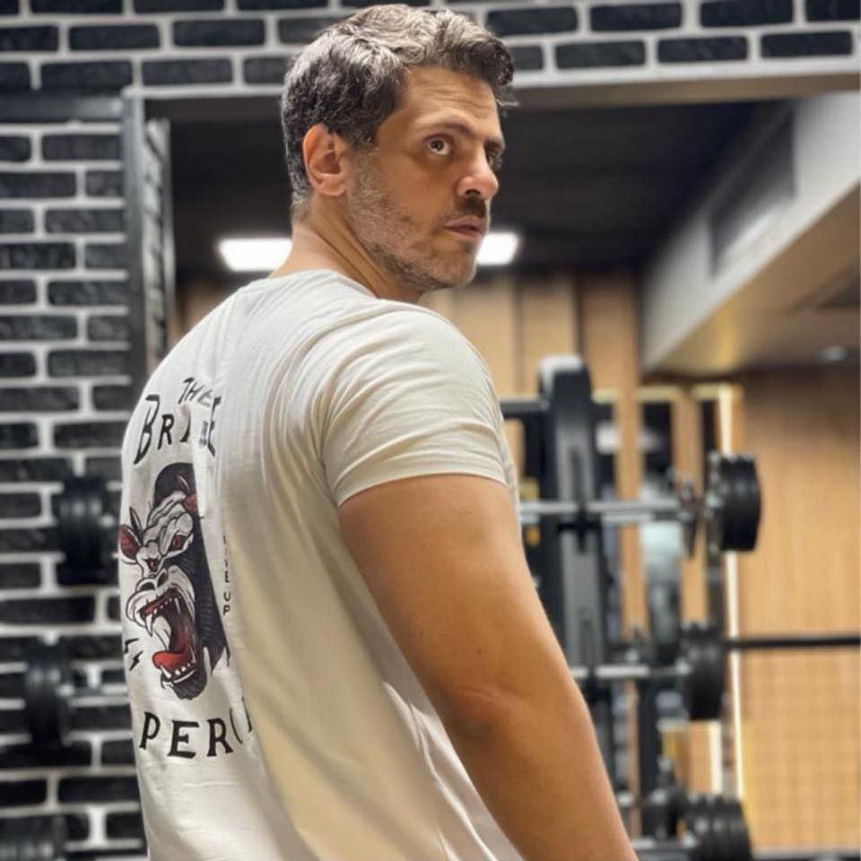 طارق صبري.. مشوار فني متنوع وتعاونات مع كبار النجوم أبرزهم عادل إمام