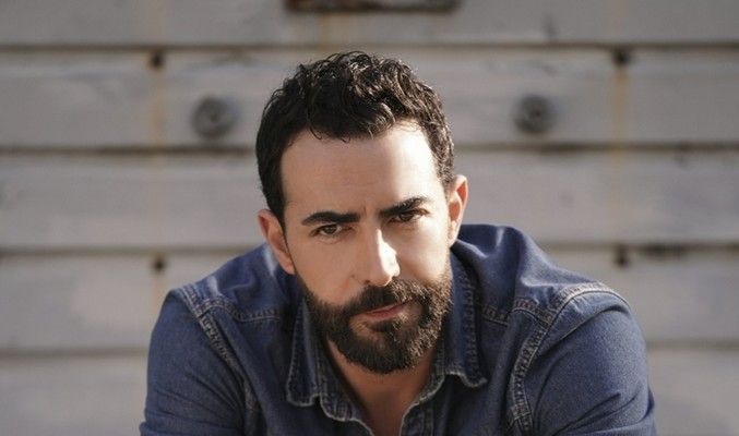 كارلوس عازار يتحدث عن دوره في "خطيئة أخيرة" وهذا ما قاله عن كواليسه