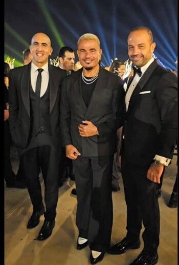 بنطلون عمرو دياب حديث المتابعين: موضة جديدة ستصبح ترند؟