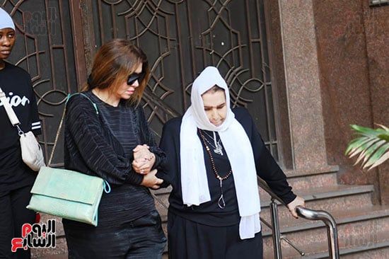 بكاء وحزن أثناء مغادرة جثمان سميحة أيوب لمنزلها بحضور مديحة حمدى.. صور