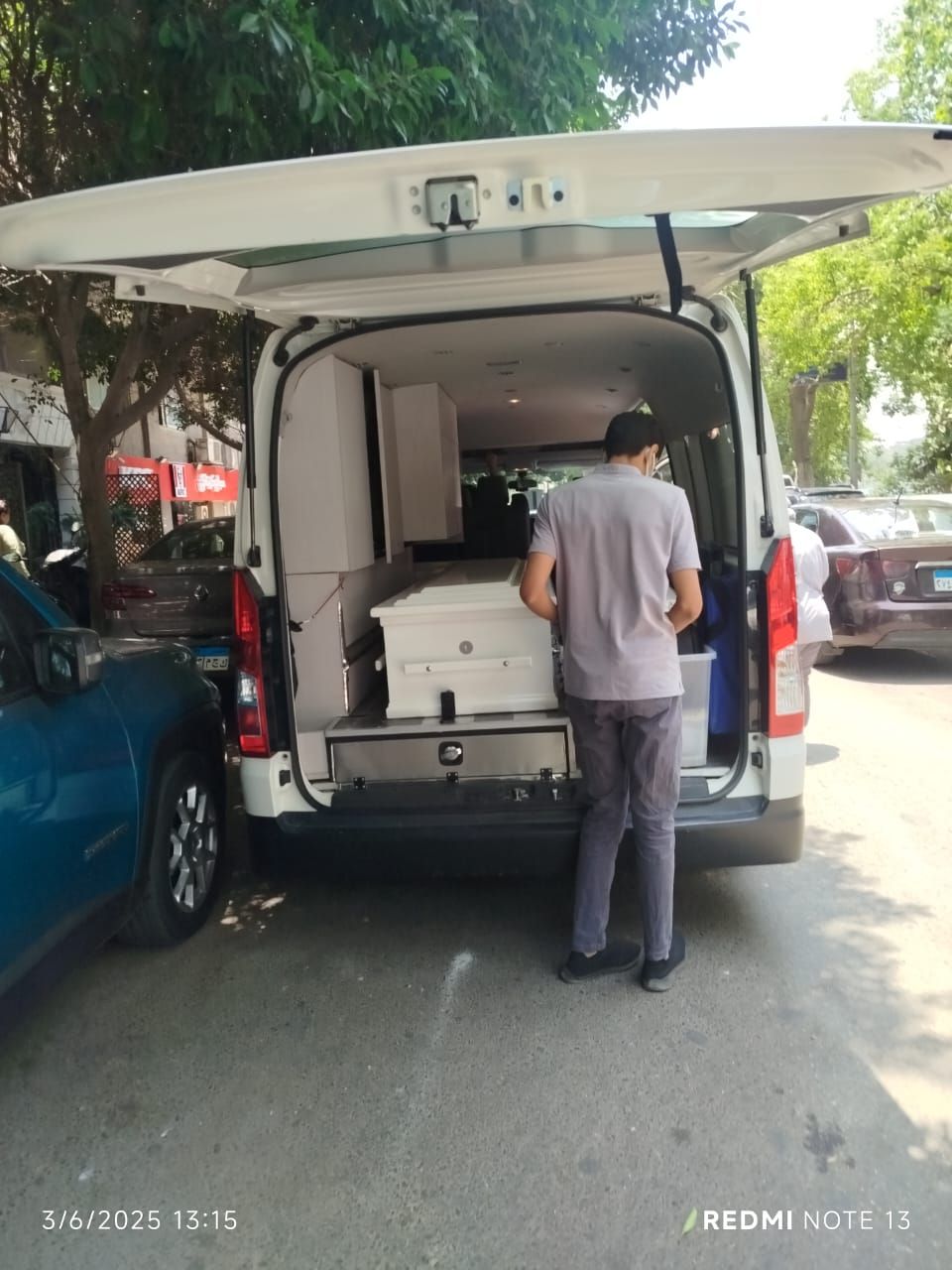 سيارة نقل الموتى تصل منزل سميحة أيوب استعدادا للجنازة.. صور