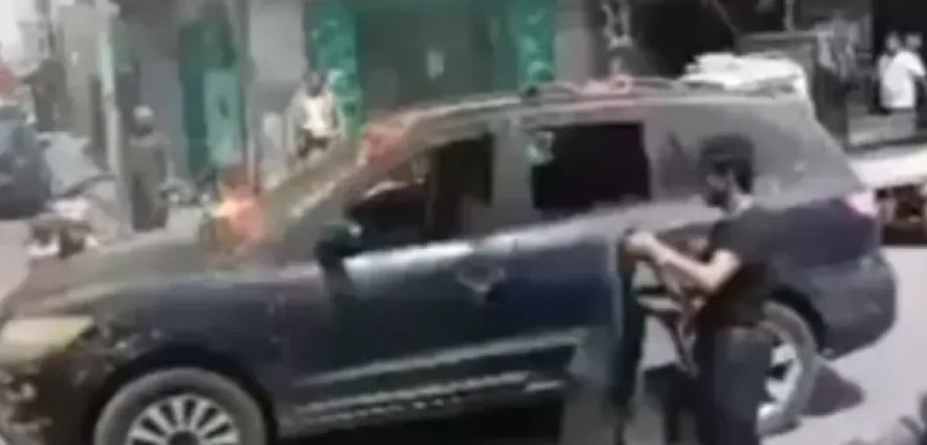 شاهد بالفيديو...شيخ قبلي يُشعل النار في سيارته وسط شارع صنعاء بالحديدة بسبب الحوثي