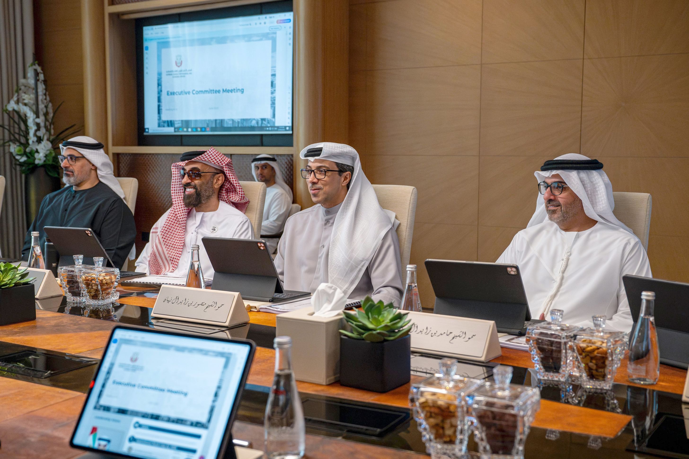 الامارات | بحضور منصور بن زايد وخالد بن محمد بن زايد.. طحنون بن زايد يترأس اجتماع مجلس الشؤون الاستثمارية