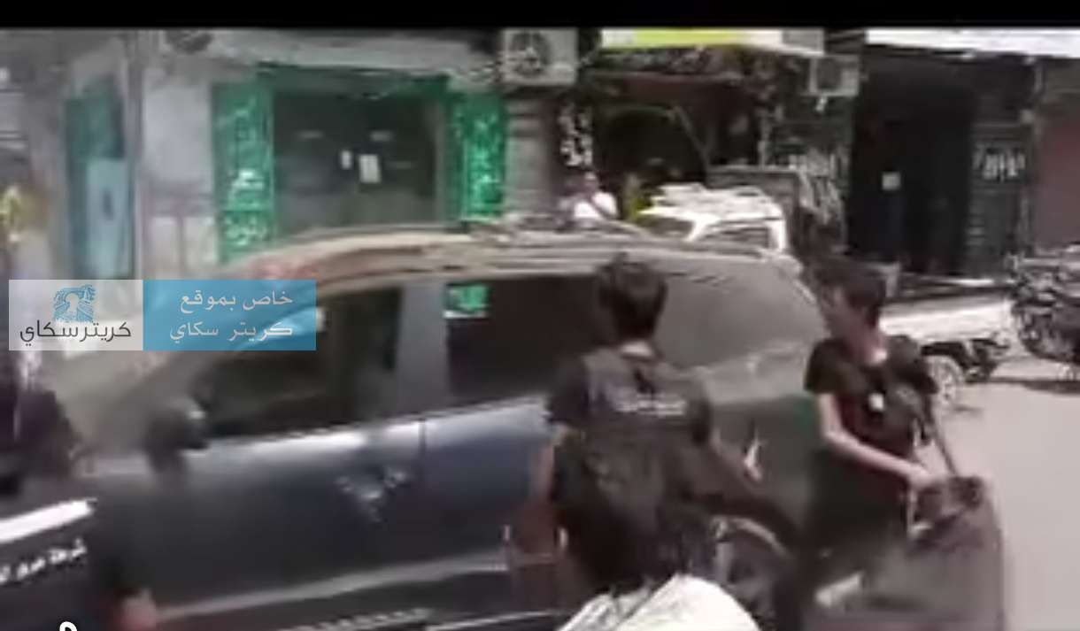 مواطن يضرم النار بسيارته باكبر شوارع صنعاء لسبب صادم(صورة)