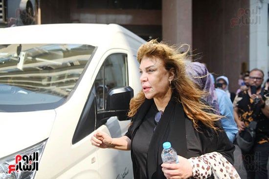 بكاء وحزن أثناء مغادرة جثمان سميحة أيوب لمنزلها بحضور مديحة حمدى.. صور