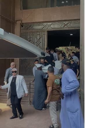 جثمان الراحلة سميحة أيوب يغادر منزلها بحضور خالد جلال.. صور