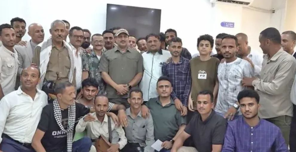 دون اعتراض...طارق صالح يكشف عن اتصال هاتفي قلب موقف الحوثيين رأسًا على عقب "شاهد"