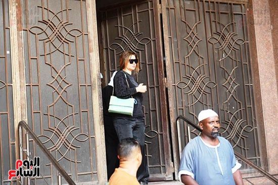 بكاء وحزن أثناء مغادرة جثمان سميحة أيوب لمنزلها بحضور مديحة حمدى.. صور