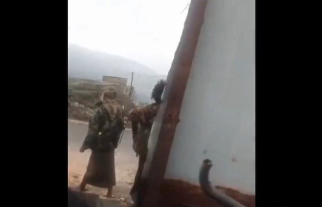 شاهد بالفيديو ...موقف بطولي لنساء إب وهن يتصدين لاعتداء حوثي على منزل أسرة بلا عائل ويجبرن المسلحين على التراجع
