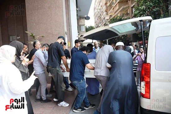 بكاء وحزن أثناء مغادرة جثمان سميحة أيوب لمنزلها بحضور مديحة حمدى.. صور