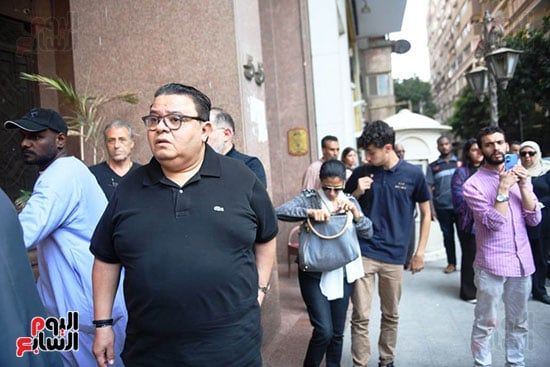 بكاء وحزن أثناء مغادرة جثمان سميحة أيوب لمنزلها بحضور مديحة حمدى.. صور