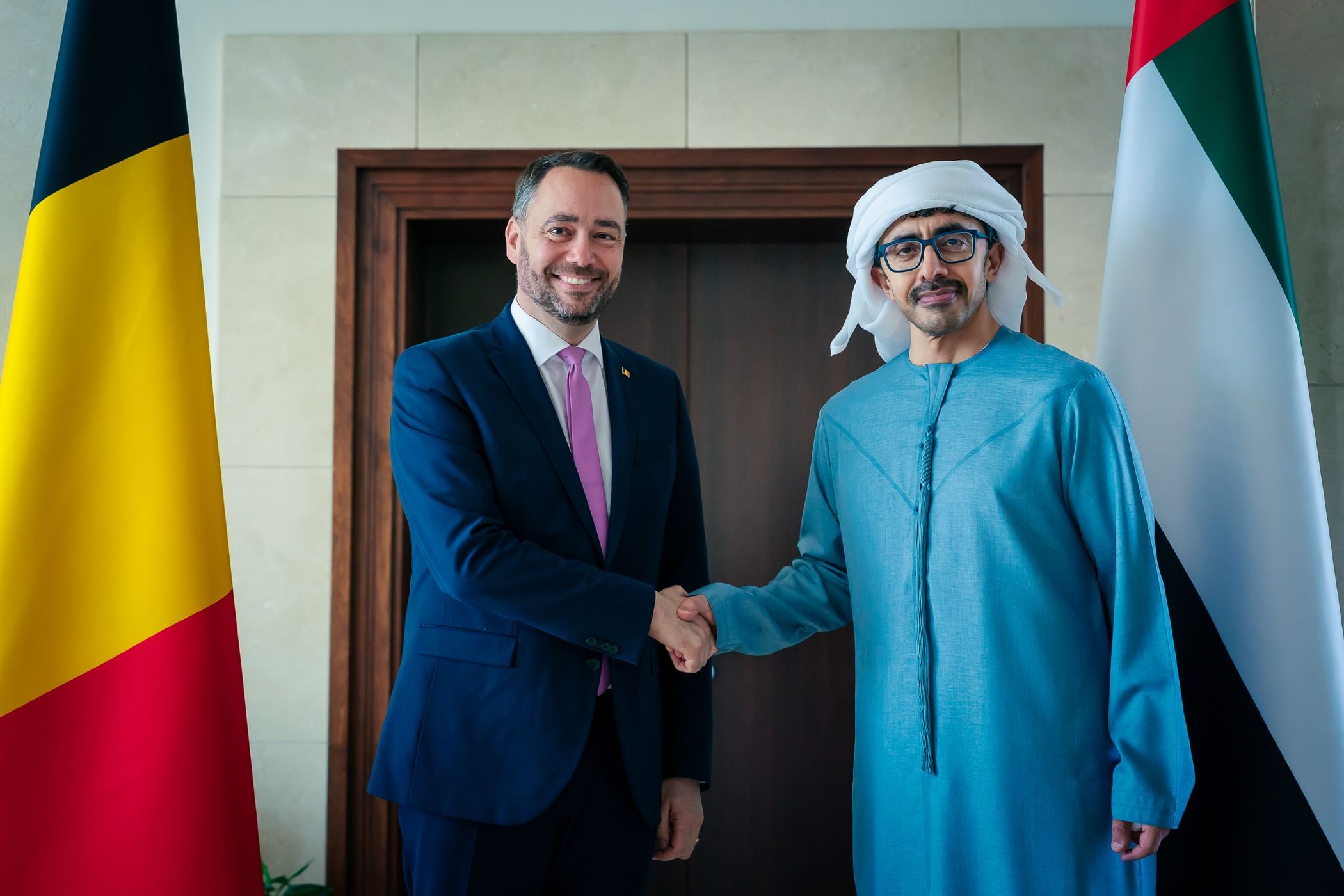 الامارات | عبدالله بن زايد يبحث ونائب رئيس الوزراء وزير الخارجية البلجيكي تطورات الأوضاع بالمنطقة